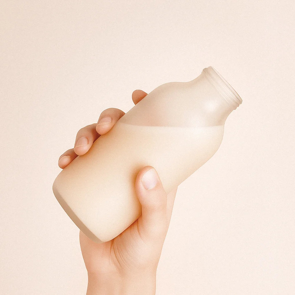 Une femme porte la gourde à ses lèvres