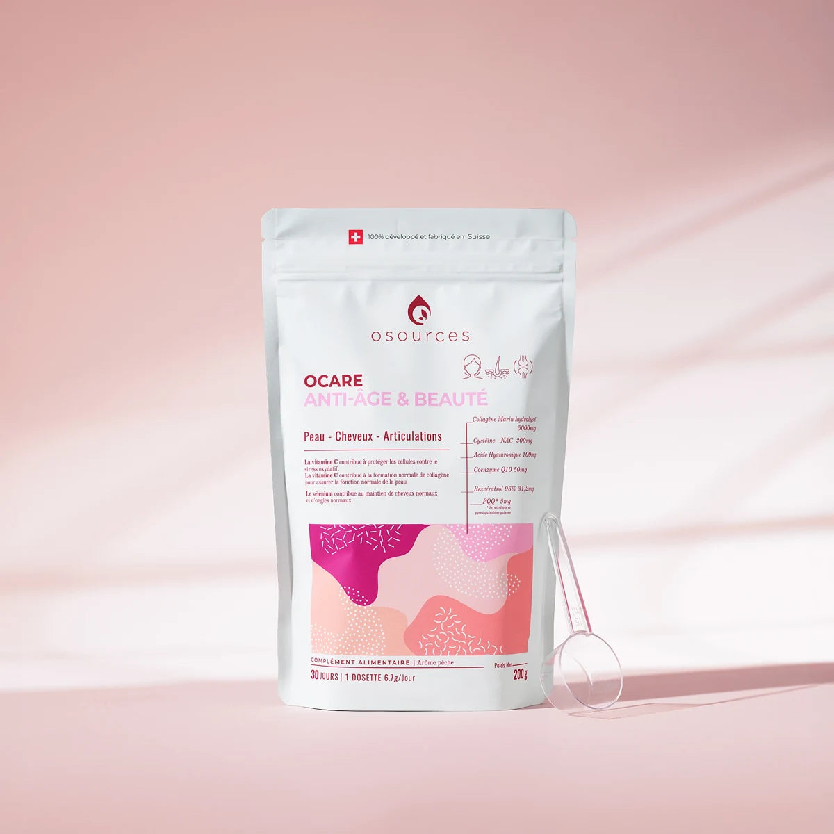 Le sachet OCARE et sa dosette dans une ambiance rose