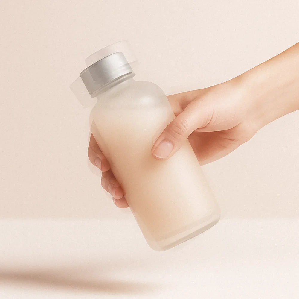 Mélange de la boisson OCARE dans une gourde fermée